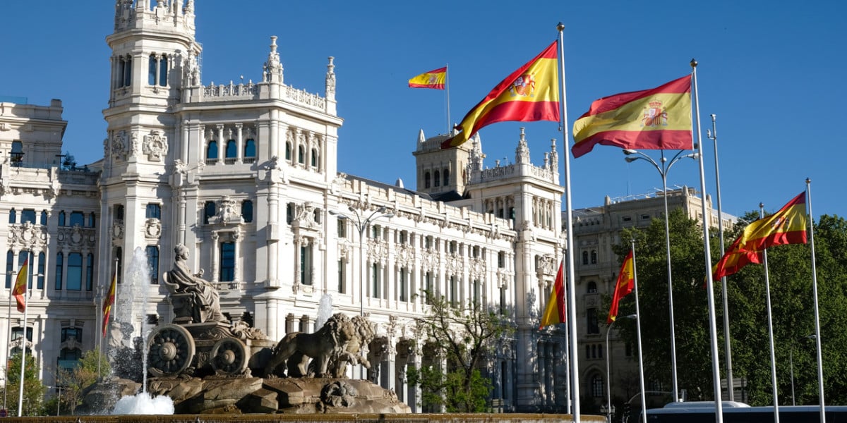 Building_Spain_flag_blue_sky